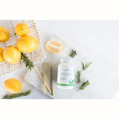 MultiGreens supplement van Young Living in de aanbieding op lichte ondergrond met citroen, rozemarijn en citroengras – natuurlijke ondersteuning bij vermoeidheid, bijnieren en middagdip