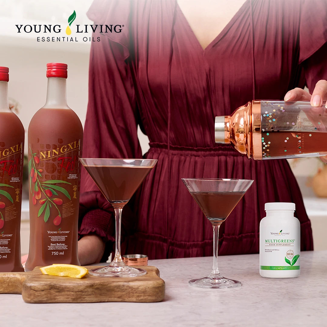 Gezonde mocktail met NingXia Red, Multigreens supplement en shaker – een voedzame en feestelijke boost voor lichaam en energie.