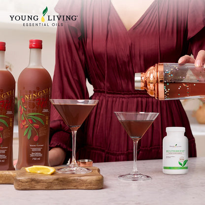 Gezonde mocktail met NingXia Red, Multigreens supplement en shaker – een voedzame en feestelijke boost voor lichaam en energie.