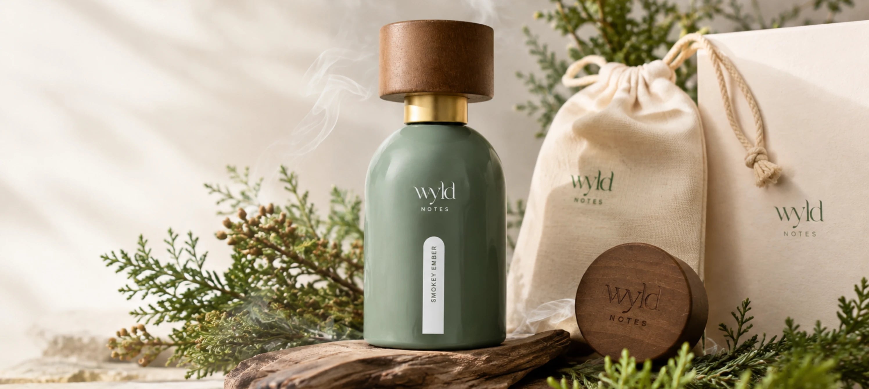 Smokey Ember flacon in een mannelijke maar verfijnde setting met donker hout, natuursteen, jeneverbes, zwarte spar, citrus, warme schaduw en luxe details.
