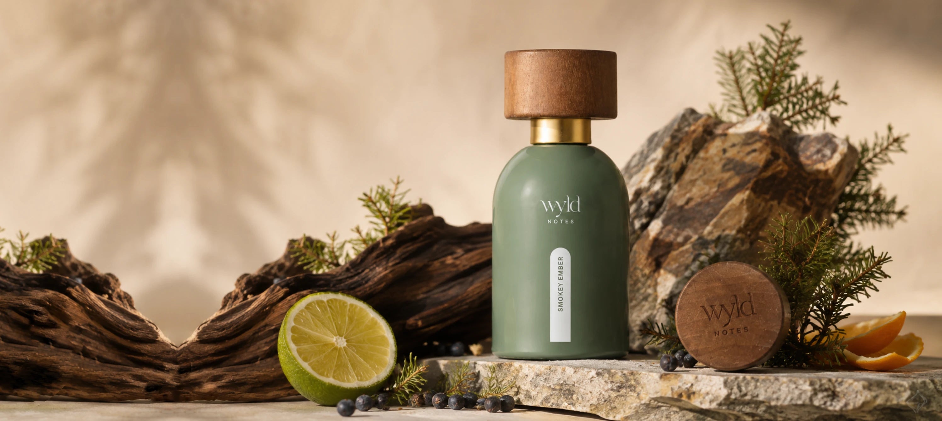 Smokey Ember flacon in een moderne, genderloze setting met donker hout, citrus, jeneverbes, zwarte spar, aardse texturen, natuursteen en warm licht.