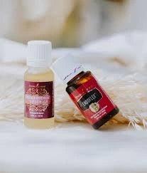 Close-up van EndoFlex en Progessence Phyto Plus essentiële olieflessen van Young Living op een natuurlijke ondergrond – ideaal voor vrouwelijke balans en dagelijkse ondersteuning van het lichaam.