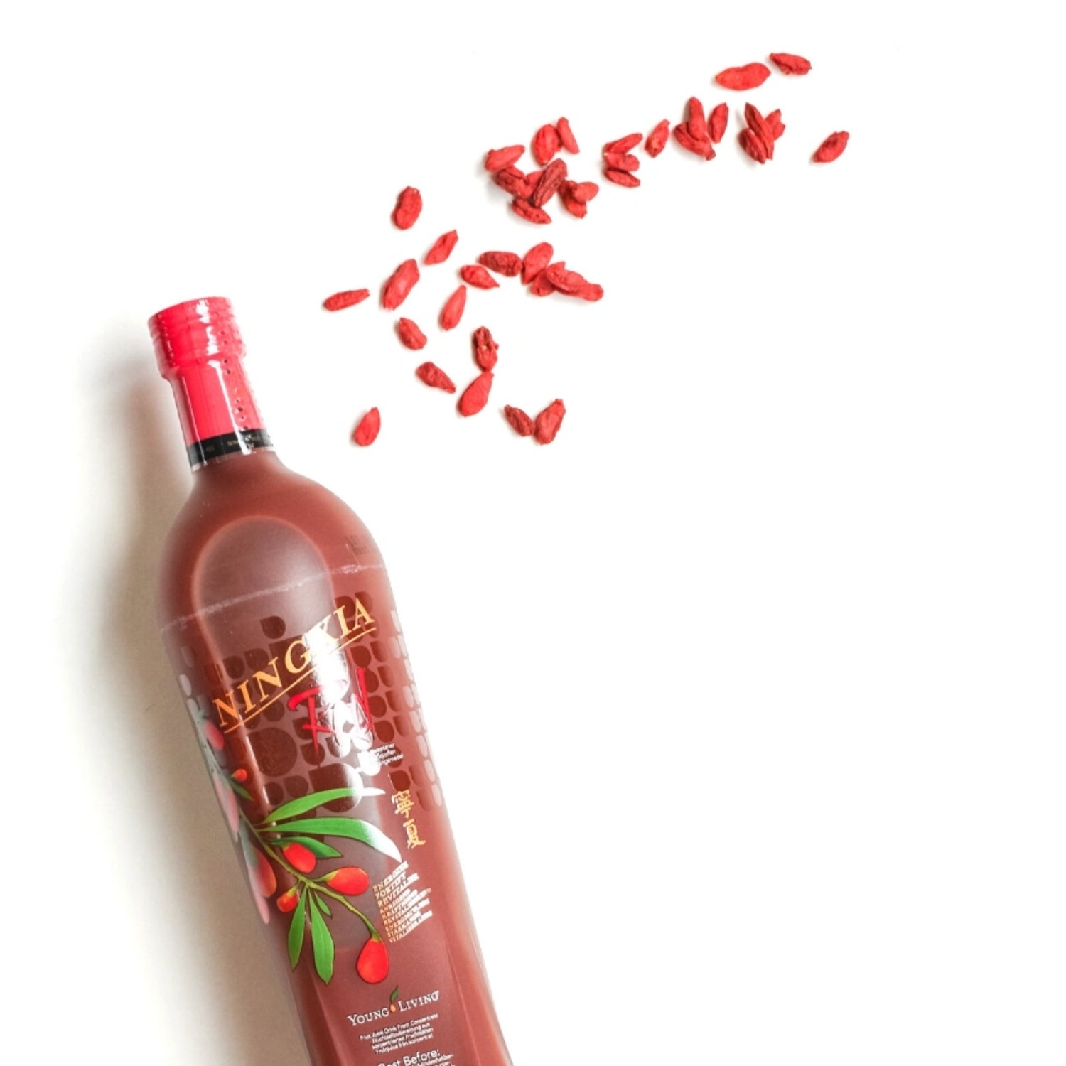 Fles NingXia van Young Living omringd door goji besjes. Rijke antioxidantenmix voor natuurlijke energie en welzijn.