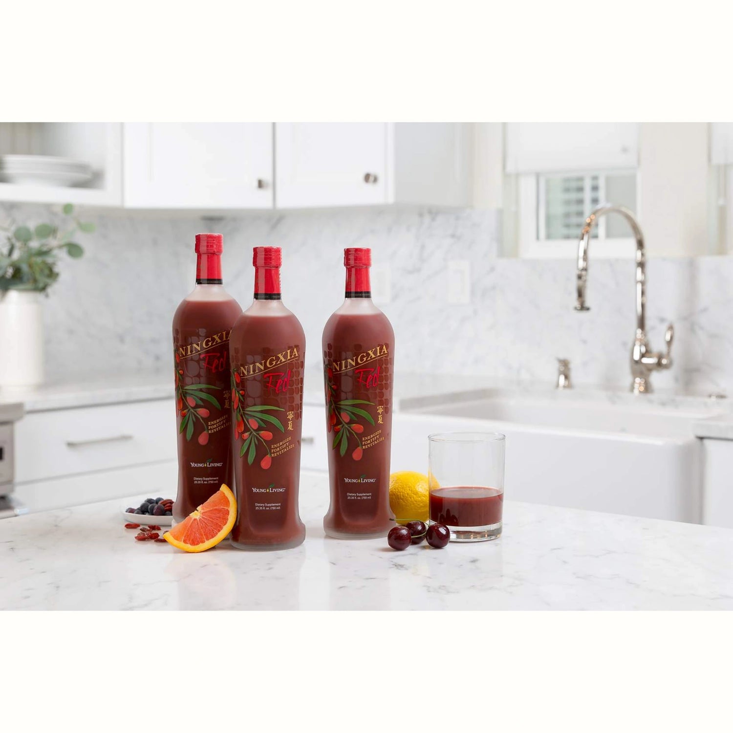 Drie flessen NingXia Red in een frisse keukenomgeving – natuurlijke drank met gojibessen voor energie, focus en algehele gezondheid.