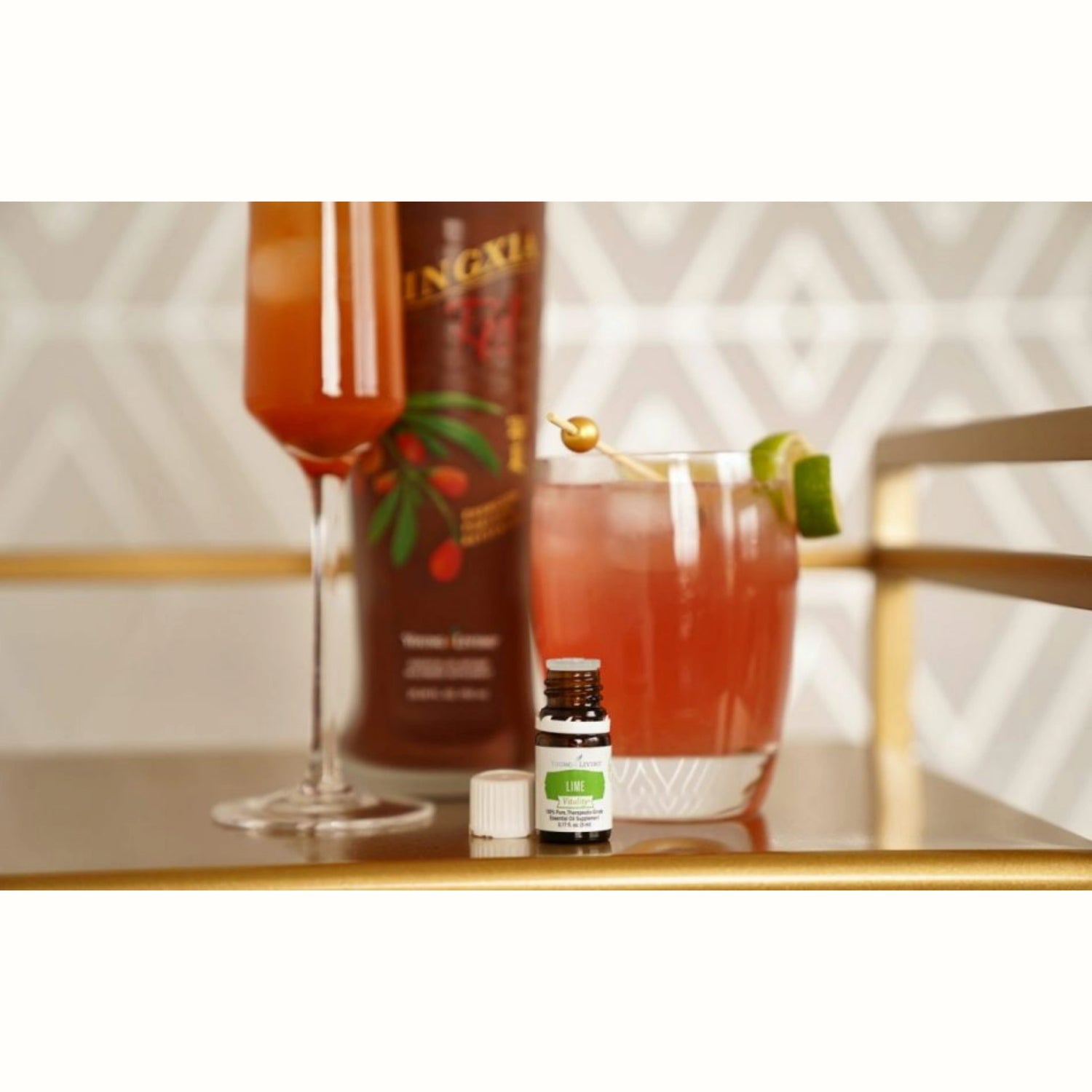 Creatieve cocktail met NingXia Red en essentiële lime olie – zomerse drank vol antioxidanten en natuurlijke smaakboosters.