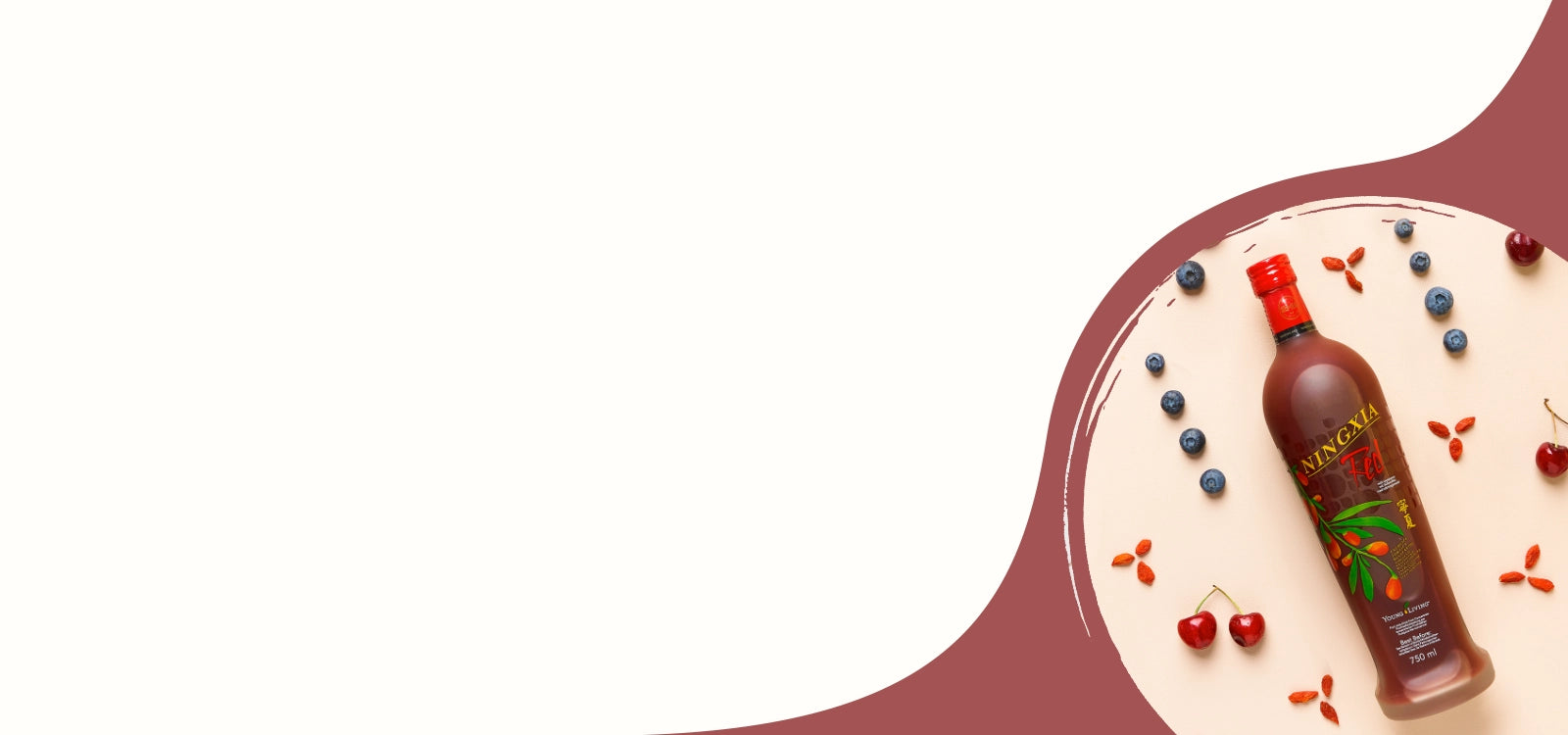 Banner met fles NingXia Red van Young Living, omringd door gojibessen, blauwe bessen en kersen – krachtige drank boordevol antioxidanten en natuurlijke energie