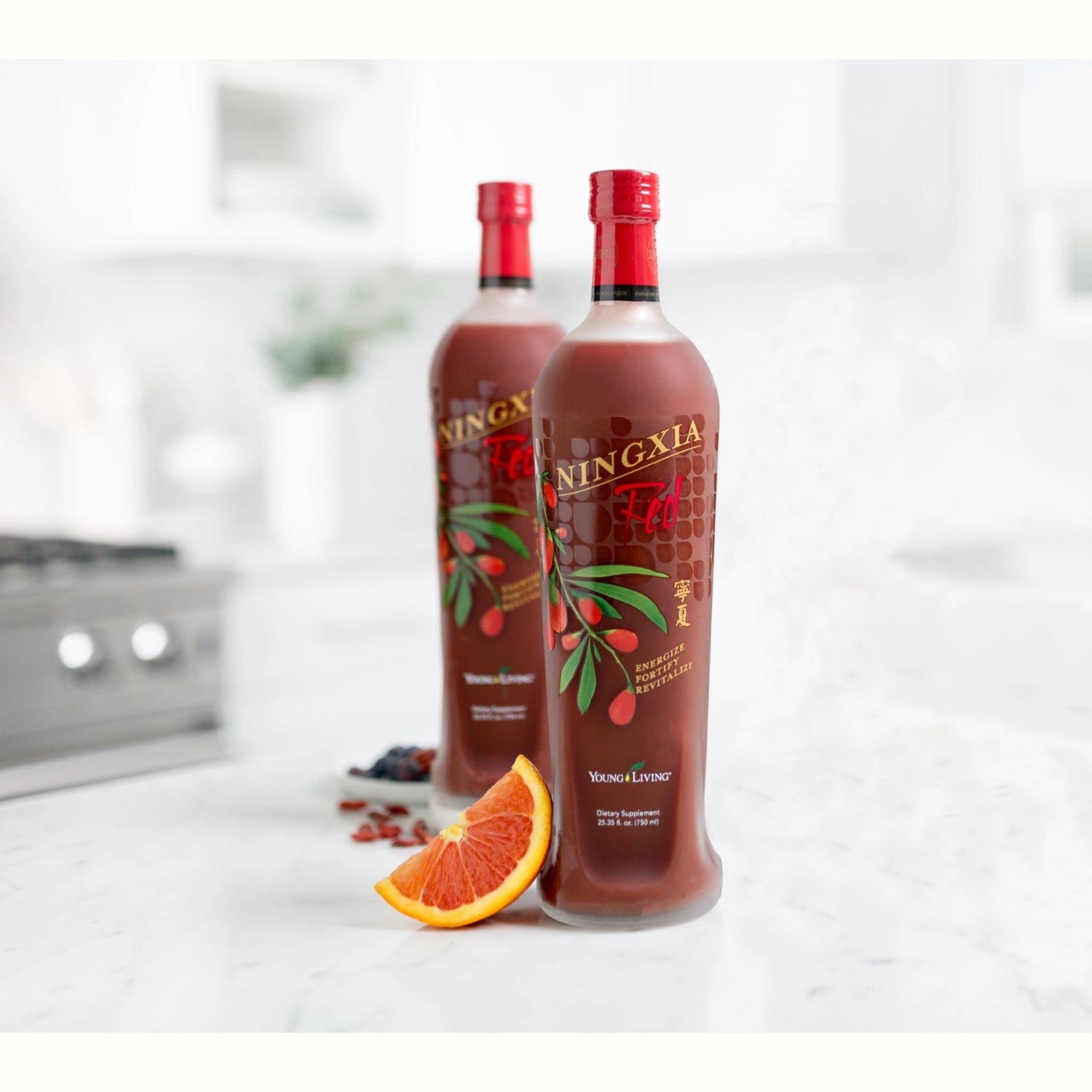 NingXia Red fles in een frisse keukensetting – natuurlijke drank op basis van gojibessen en citrus die helpt bij een middagdip, slapeloosheid en stemmingsklachten zoals depressie.