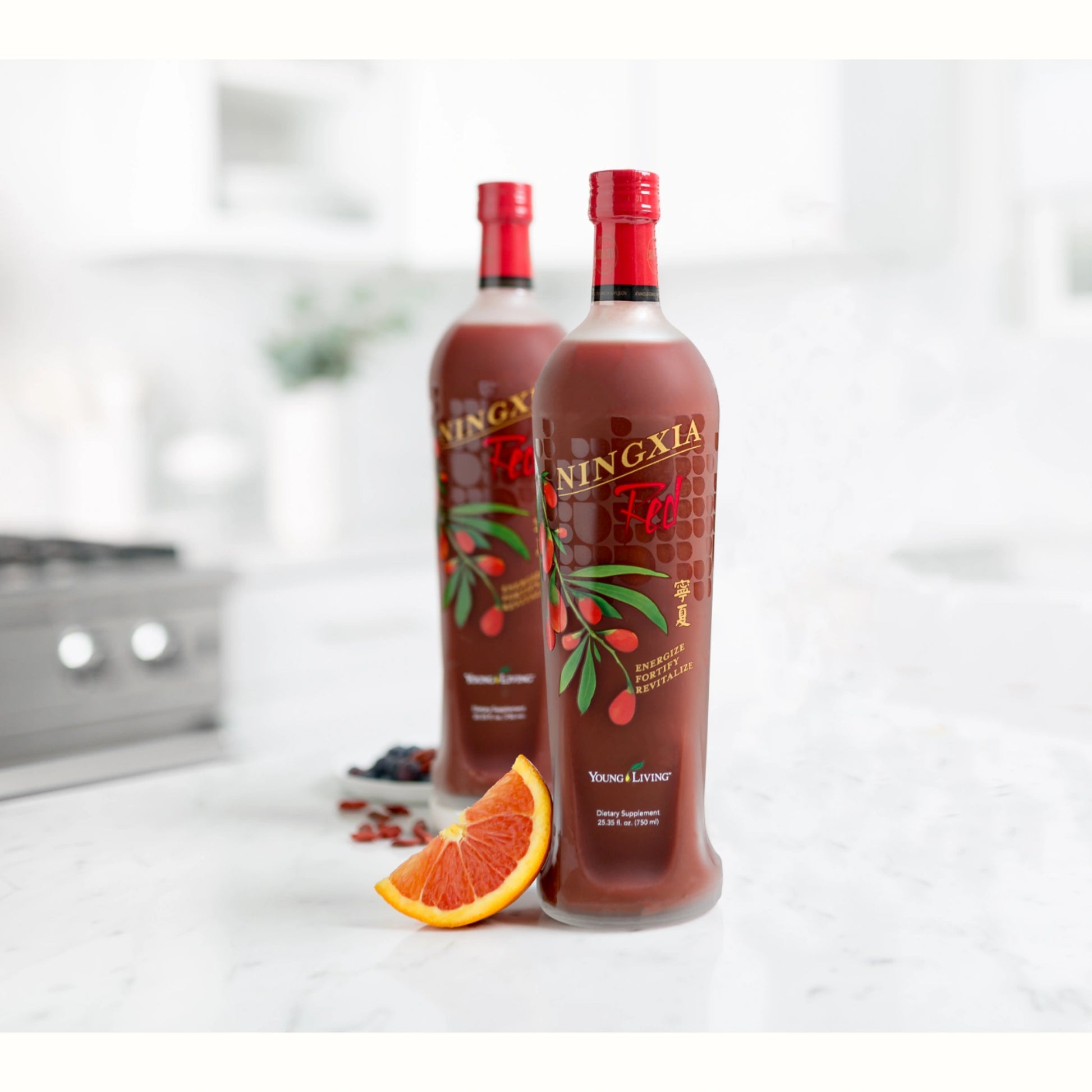 NingXia Red fles in een frisse keukensetting – natuurlijke drank op basis van gojibessen en citrus die helpt bij een middagdip, slapeloosheid en stemmingsklachten zoals depressie.