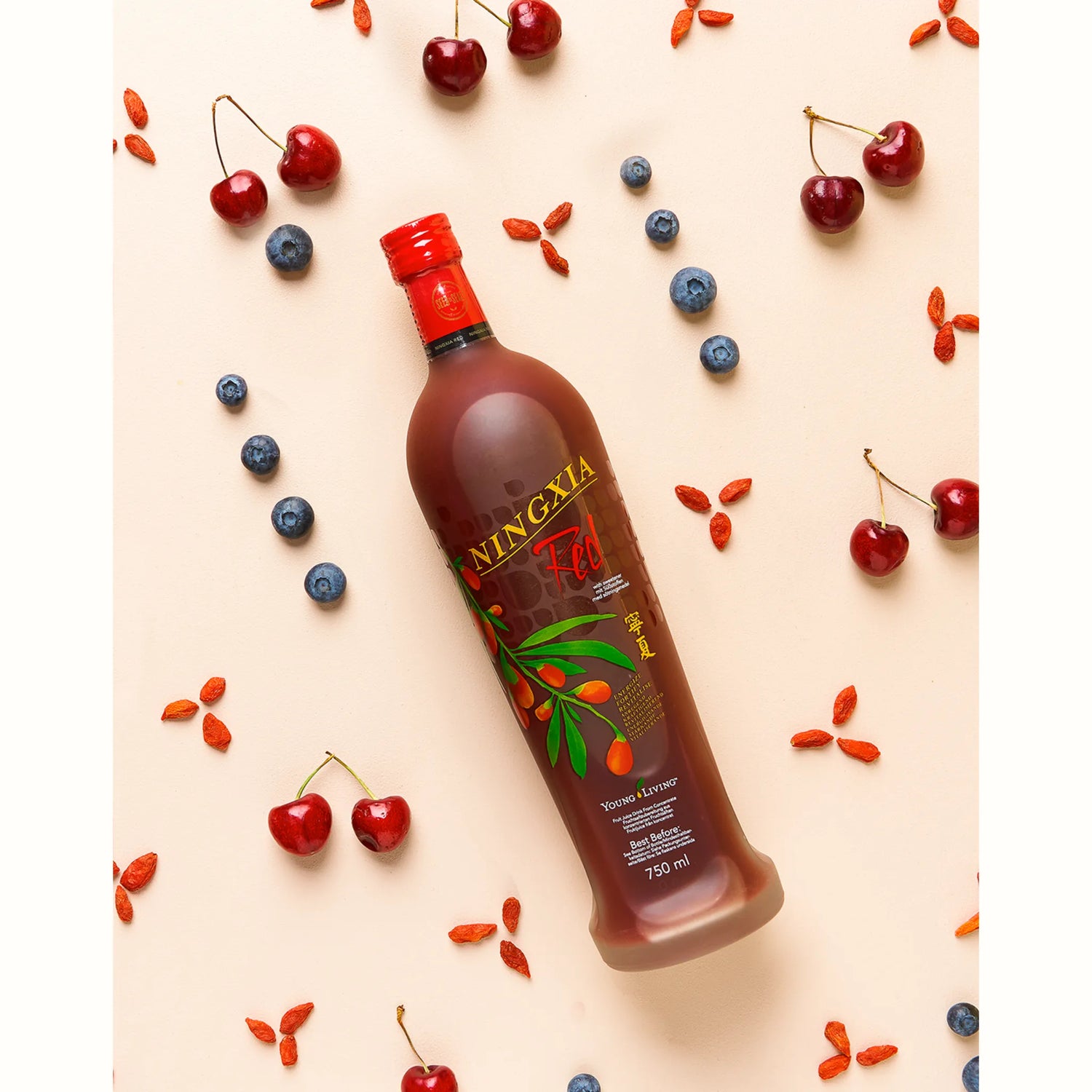 NingXia Red fles van Young Living omringd door superfoods zoals gojibessen, kersen en blauwe bessen – krachtige drank op basis van wolfberry voor energie, celvernieuwing en antioxidantenboost.