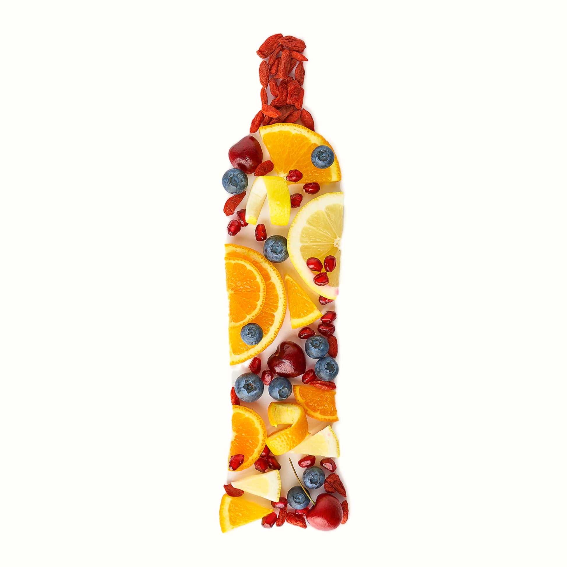 Creatieve fruitcompositie in de vorm van een NingXia Red-fles – met superfruit zoals gojibessen, sinaasappel, citroen, blauwe bessen en kers, als symbool voor natuurlijke vitaliteit en dagelijks gemak.