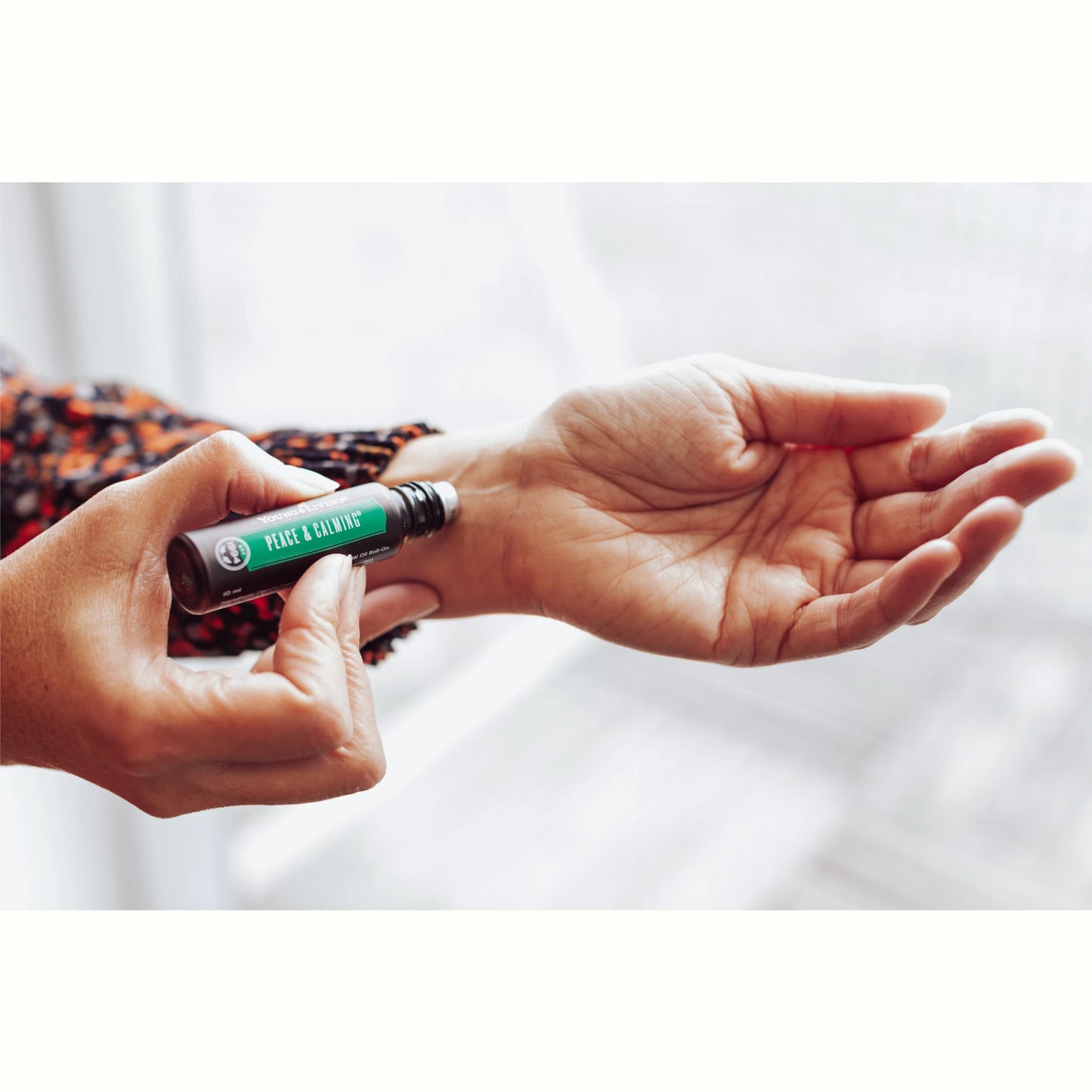 Vrouw brengt Peace & Calming Roll-On van Young Living aan op haar pols – een natuurlijke oplossing bij stress, overprikkeling en slaapproblemen, ideaal voor rustmomenten thuis of onderweg.