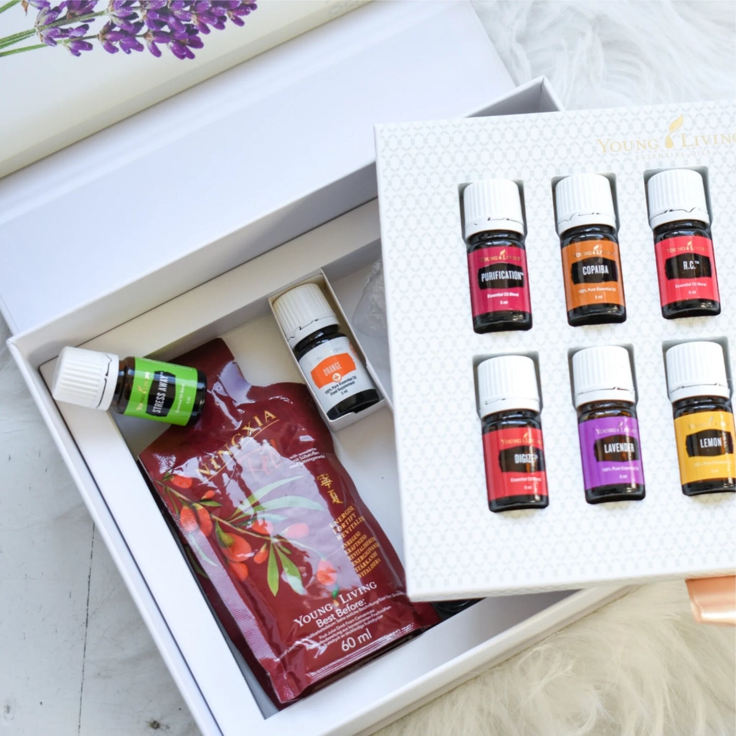 Open Premium Starter Kit van Young Living met essentiële oliën, NingXia en instructieboekje – een natuurlijke oplossing voor spanningshoofdpijn, hormonale disbalans of als EHBO-kit voor het gezin.