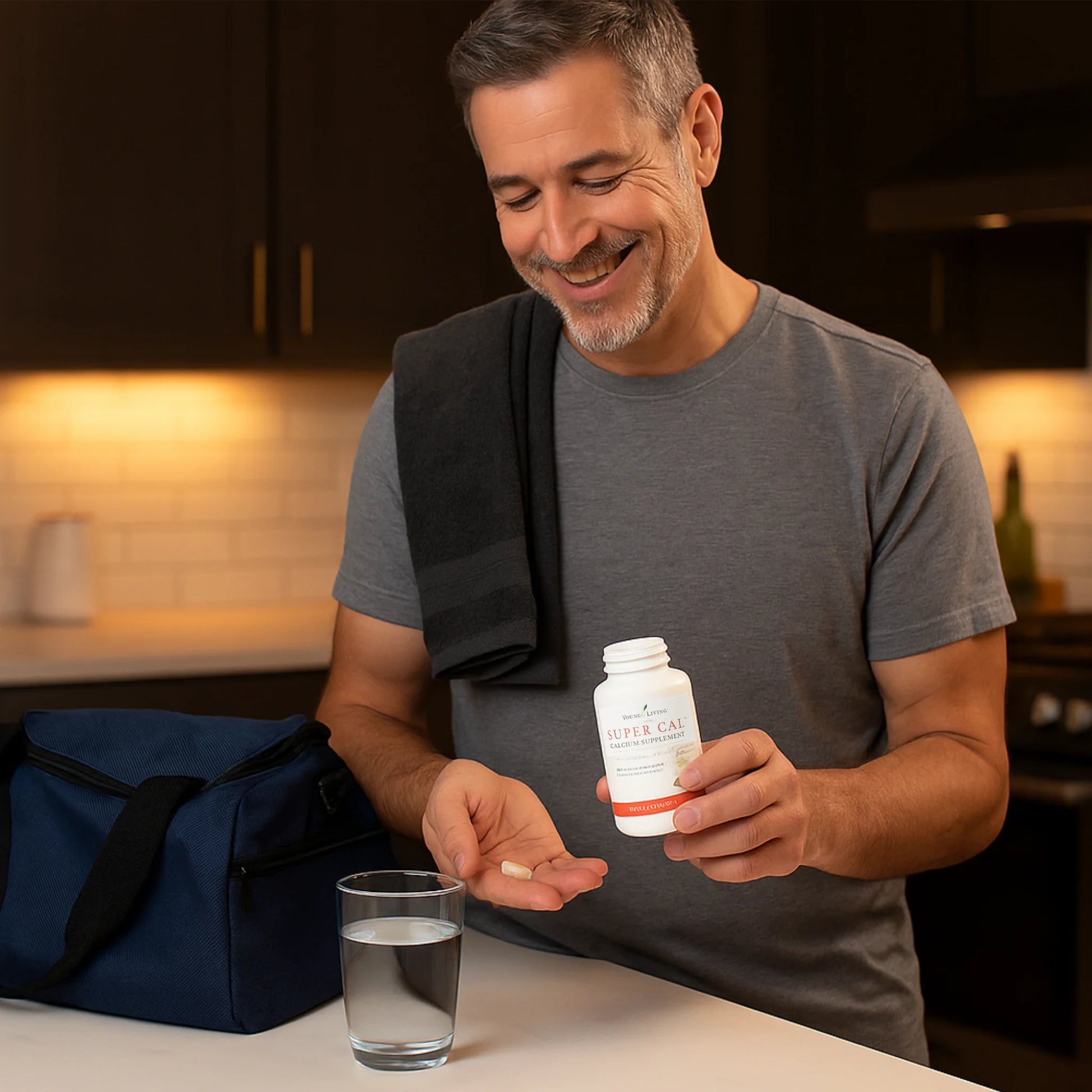 Man gebruikt Super Cal van Young Living in de keuken als ondersteuning tegen hoofdpijn, migraine en spierspanning – ideaal voor sporters of bij peesontstekingen.