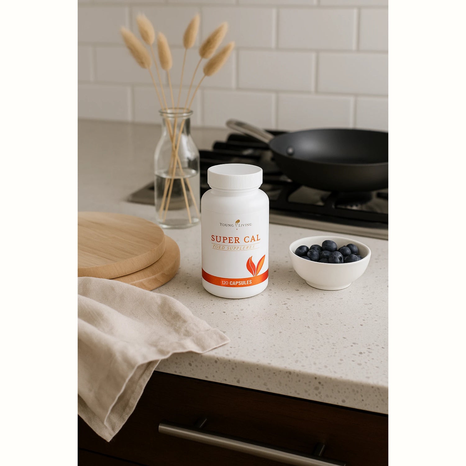 Super Cal supplement van Young Living op een houten schaal met natuurlijke decoratie en rustgevende texturen – perfect voor ontspanning en ondersteuning van het zenuwstelsel.