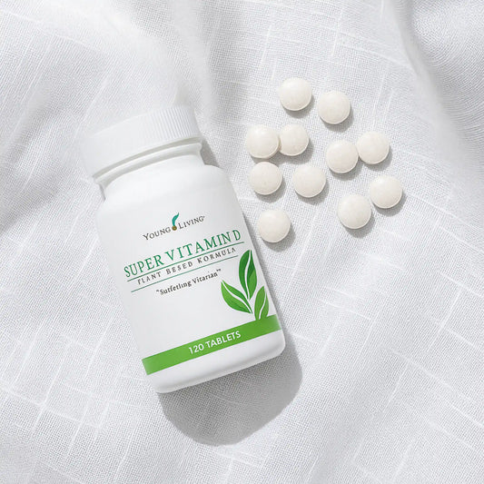 Super Vitamin D supplement gefotografeerd op wit linnen met tabletten rondom – ondersteunt hormoonbalans, weerstand en is geschikt voor mensen met een gevoelige huid of luchtwegen.