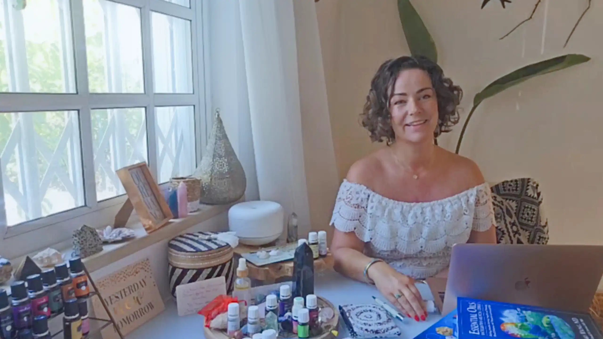 Video laden: Allergieën, migraine, hormonale disbalans of extreme vermoeidheid na long COVID?Je bent niet de enige.In deze video deelt Suzanne Shares, naturopaat en aromatherapeut, waarom veel vrouwen en gezinnen vastlopen in chronische klachten — en wat er gebeurt als je niet alleen naar bloedwaarden kijkt, maar dieper, tot op celniveau.Met behulp van de biomarker scan krijgt Suzanne in slechts enkele minuten inzicht in wat jouw lichaam tekortkomt én hoe je het zelf kunt herstellen.Zonder pijn, zonder eindeloze onderzoeken — gewoon helder, persoonlijk en concreet.