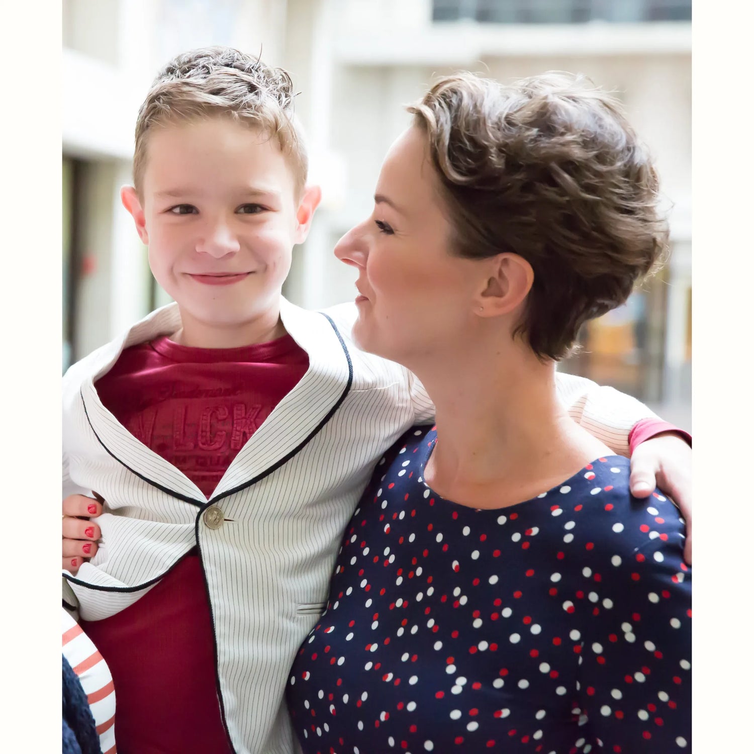 Portretfoto van een glimlachende Suzanne van der Molen van Suzanne Shares met haar blije zoon Sam Eilers. Moederschap, geluk en welzijn in één beeld.