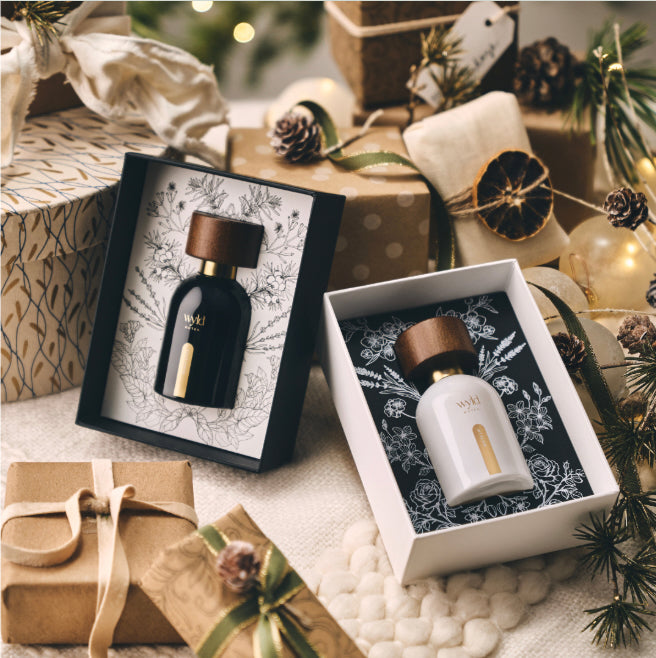 Wyld Notes Black Book en White Lie parfums als stijlvol kerstcadeau in luxe feestelijke setting.