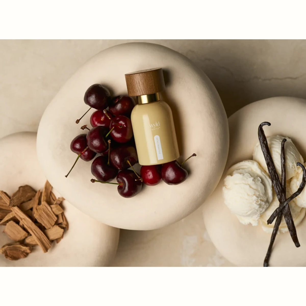 Wyld Notes Cashmere Crème met kersen, vanille, romige accenten en sandelhout als verwijzing naar het warme geurprofiel.