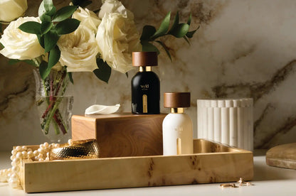 Wyld Notes parfums op een luxe toilettafel voor een persoonlijke bespoke geurervaring.