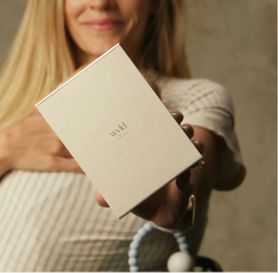 Wyld Notes clean fragrance als zacht self-care moment voor moeders die bewuster parfum willen kiezen.