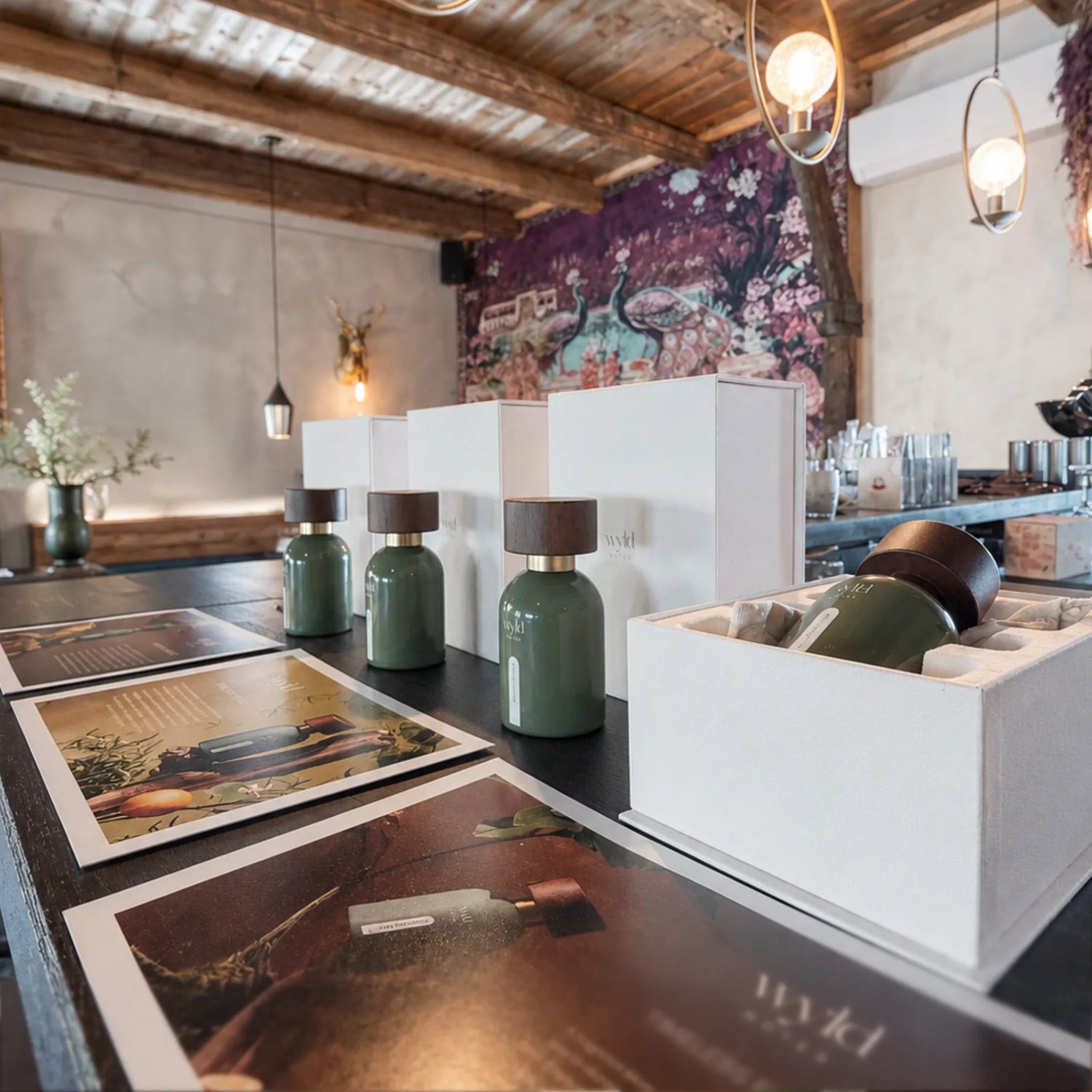 Wyld Notes-parfumflacons en productverpakkingen tijdens een presentatie achter de schermen.