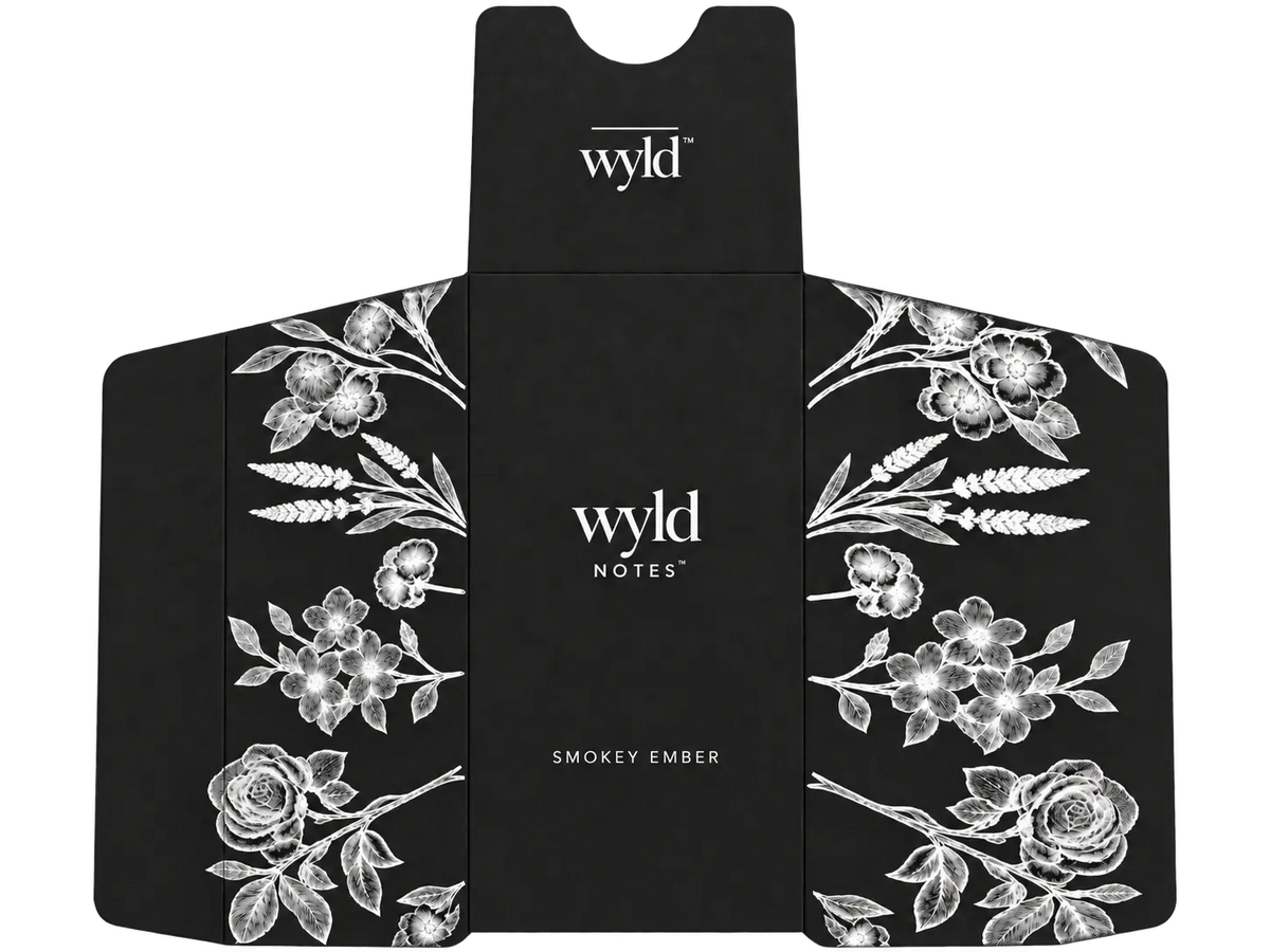 Zwarte Wyld Notes parfumverpakking voor Smokey Ember met witte botanische illustraties en het Wyld Notes-logo.