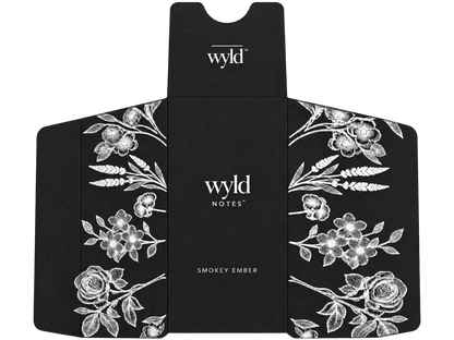 Zwarte Wyld Notes parfumverpakking voor Smokey Ember met witte botanische illustraties en het Wyld Notes-logo.