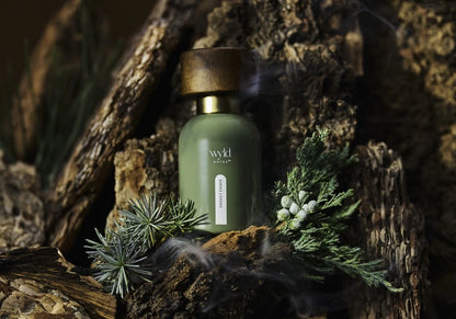 Wyld Notes Smokey Ember parfum tussen hout, dennen en rook met een warme botanische geurbeleving.