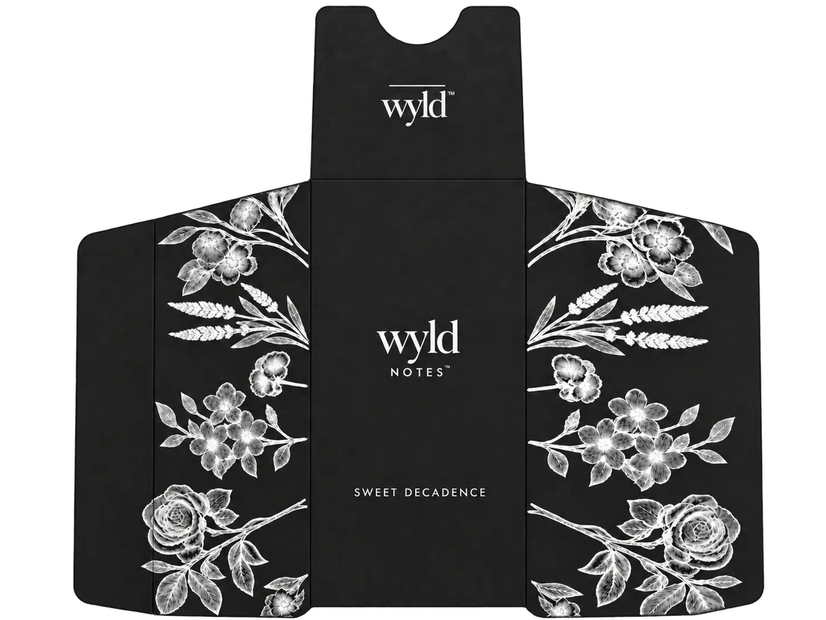 Zwarte Wyld Notes parfumverpakking voor Sweet Decadence met witte botanische illustraties en het Wyld Notes-logo.