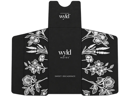 Zwarte Wyld Notes parfumverpakking voor Sweet Decadence met witte botanische illustraties en het Wyld Notes-logo.