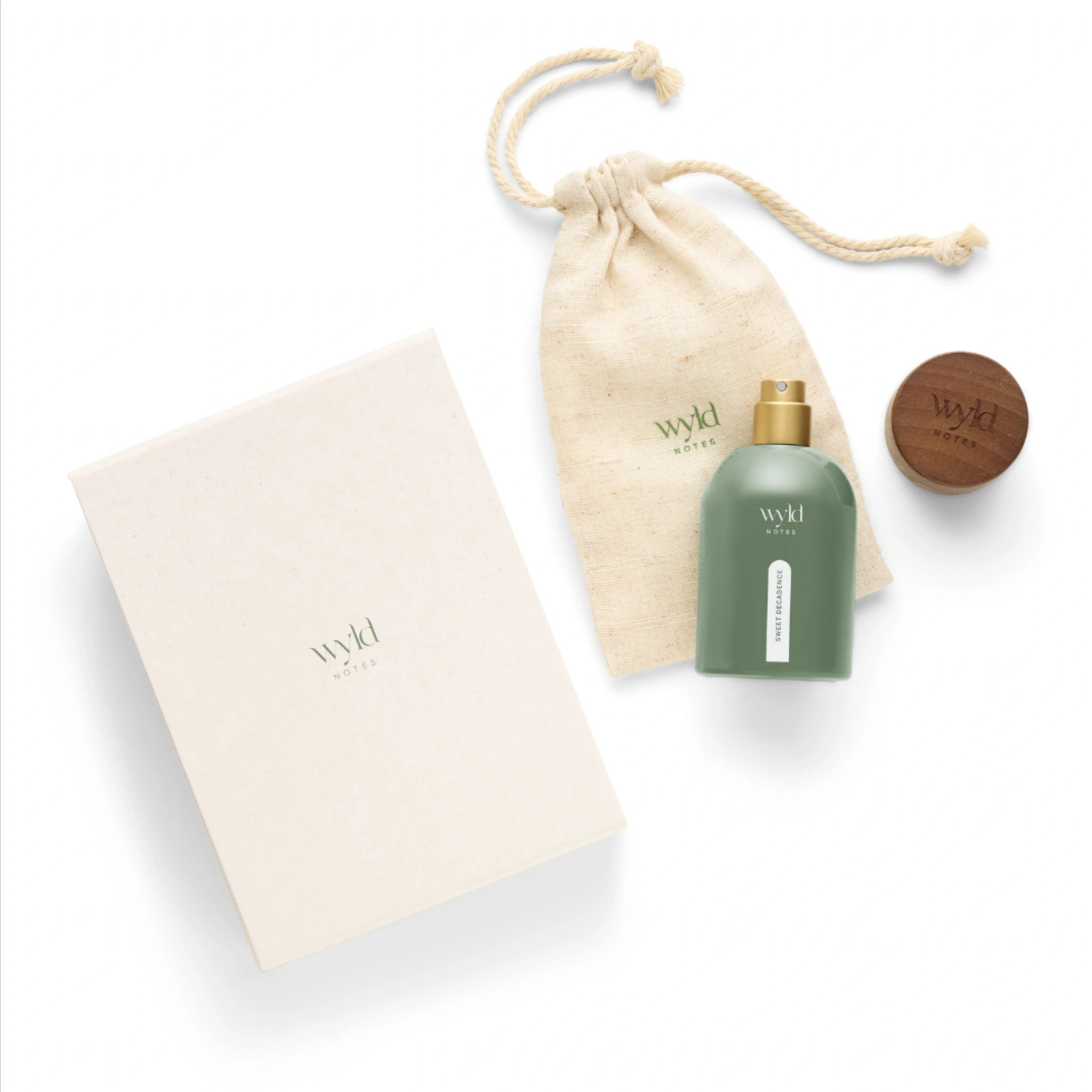 Wyld Notes Sweet Decadence flacon met houten dop, stoffen bewaarzakje en crèmekleurige productdoos.