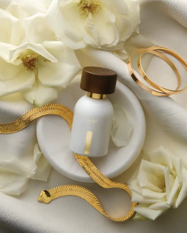 Wyld Notes White Lie parfum met witte bloemen en goudaccenten als zachte geurkeuze bij parfumgevoeligheid.
