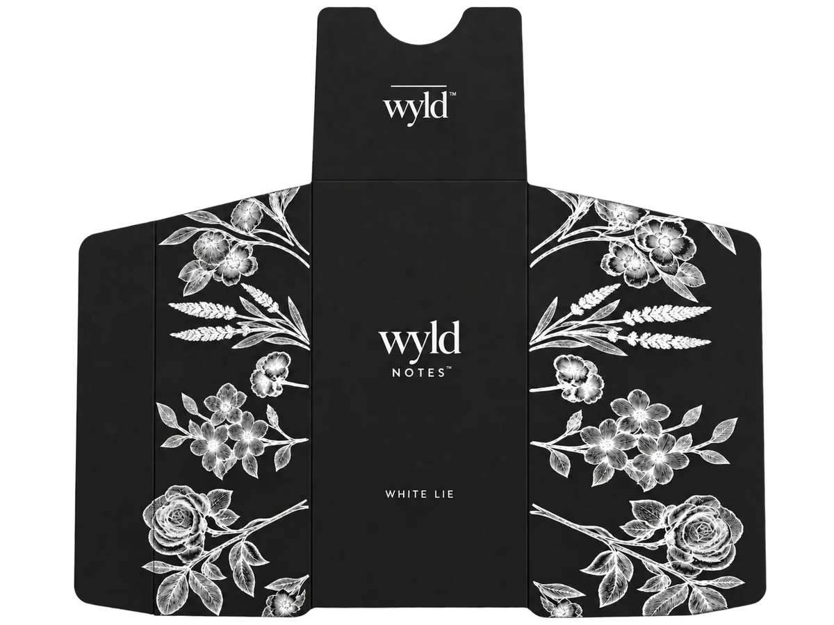 Zwarte Wyld Notes parfumverpakking voor White Lie met witte botanische illustraties en het Wyld Notes-logo.