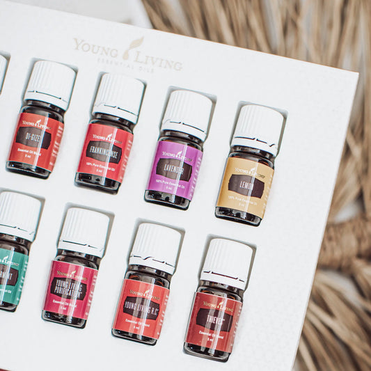 Detailopname van de Young Living Starterkit met extra rollers en supplementen, handig bij spanningshoofdpijn, hormonale schommelingen of voor focus tijdens zwangerschap of herstel.